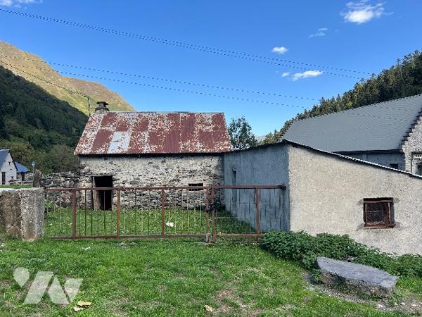 Sur les hauteurs de CAMPAN, une grange et hangar de 100 m² sur terrain de 553 m² avec vues montagnes