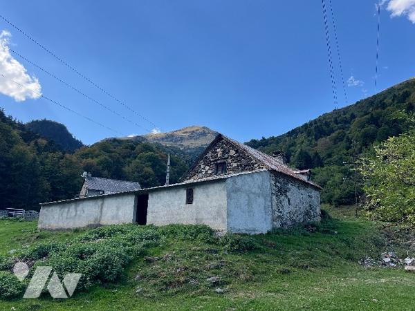 Sur les hauteurs de CAMPAN, une grange et hangar de 100 m² sur terrain de 553 m² avec vues montagnes