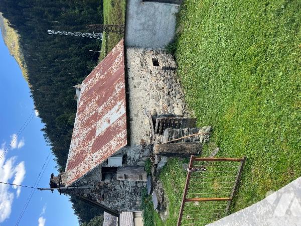 Sur les hauteurs de CAMPAN, une grange et hangar de 100 m² sur terrain de 553 m² avec vues montagnes