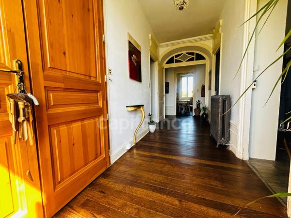 CENTRE VILLE DE MONTBRISON, APPARTEMENT BOURGEOIS TRAVERSANT DE 118 M², 3 CHAMBRES, TERRAIN ARBORE, DOUBLE VITRAGE, CHAUDIERE GAZ DE VILLE, CAVE.