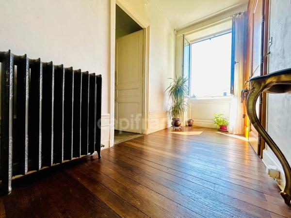 CENTRE VILLE DE MONTBRISON, APPARTEMENT BOURGEOIS TRAVERSANT DE 118 M², 3 CHAMBRES, TERRAIN ARBORE, DOUBLE VITRAGE, CHAUDIERE GAZ DE VILLE, CAVE.