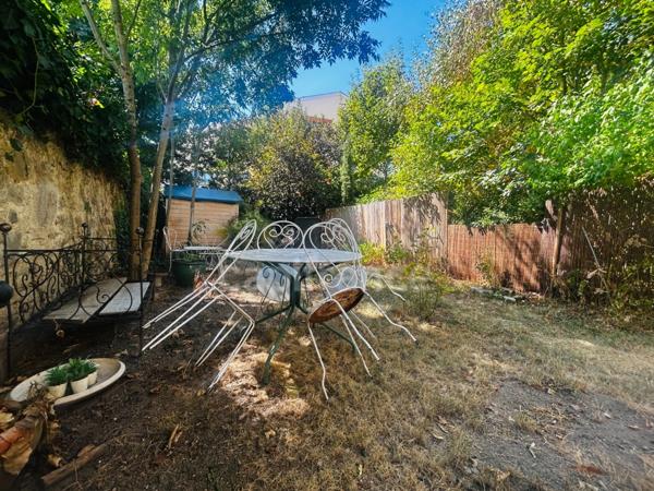 CENTRE VILLE DE MONTBRISON, APPARTEMENT BOURGEOIS TRAVERSANT DE 118 M², 3 CHAMBRES, TERRAIN ARBORE, DOUBLE VITRAGE, CHAUDIERE GAZ DE VILLE, CAVE.