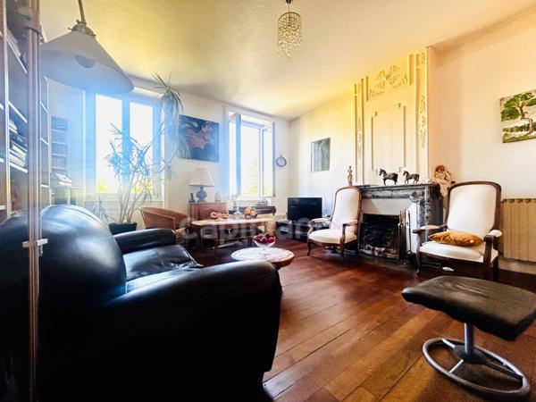 CENTRE VILLE DE MONTBRISON, APPARTEMENT BOURGEOIS TRAVERSANT DE 118 M², 3 CHAMBRES, TERRAIN ARBORE, DOUBLE VITRAGE, CHAUDIERE GAZ DE VILLE, CAVE.