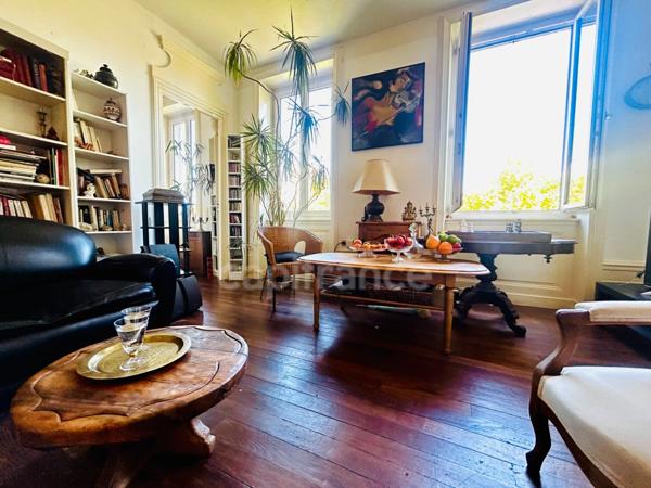 CENTRE VILLE DE MONTBRISON, APPARTEMENT BOURGEOIS TRAVERSANT DE 118 M², 3 CHAMBRES, TERRAIN ARBORE, DOUBLE VITRAGE, CHAUDIERE GAZ DE VILLE, CAVE.