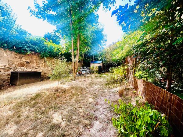 CENTRE VILLE DE MONTBRISON, APPARTEMENT BOURGEOIS TRAVERSANT DE 118 M², 3 CHAMBRES, TERRAIN ARBORE, DOUBLE VITRAGE, CHAUDIERE GAZ DE VILLE, CAVE.