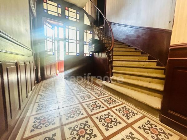 CENTRE VILLE DE MONTBRISON, APPARTEMENT BOURGEOIS TRAVERSANT DE 118 M², 3 CHAMBRES, TERRAIN ARBORE, DOUBLE VITRAGE, CHAUDIERE GAZ DE VILLE, CAVE.