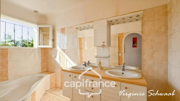 HABAS (40), Spacieuse maison familiale, sur terrain clos sans vis à vis de 2 600 m² avec piscine et double garage.