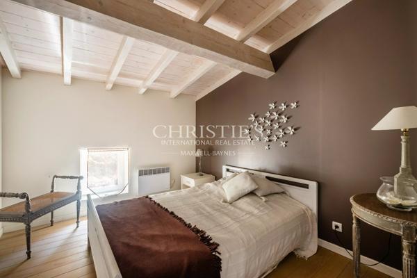 Petit domaine viticole avec trois maisons, 350m² avec piscine