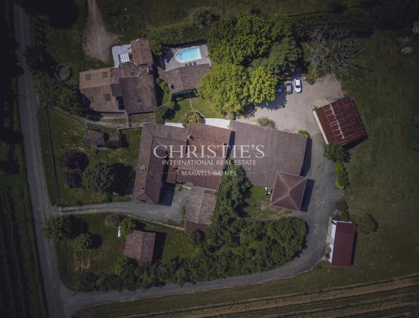 Petit domaine viticole avec trois maisons, 350m² avec piscine