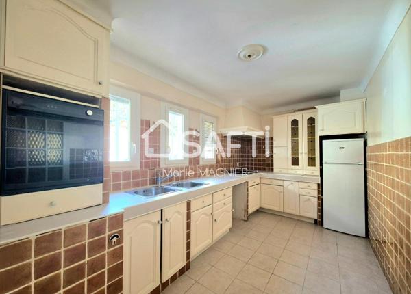 A RENOVER  avec vue exceptionnelle sur le château, maison de ville T5 - 3 chambres de 146m2  sur terrain de 170m2 environ avec terrasse, jardinet et atelier/ studio à aménager - tout à pied, GRIMAUD-VILLAGE