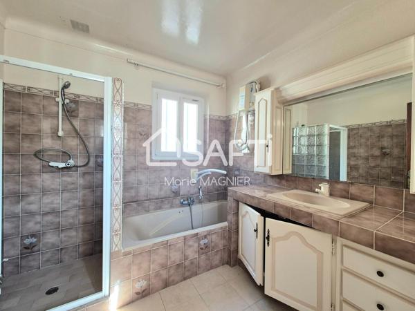 A RENOVER  avec vue exceptionnelle sur le château, maison de ville T5 - 3 chambres de 146m2  sur terrain de 170m2 environ avec terrasse, jardinet et atelier/ studio à aménager - tout à pied, GRIMAUD-VILLAGE