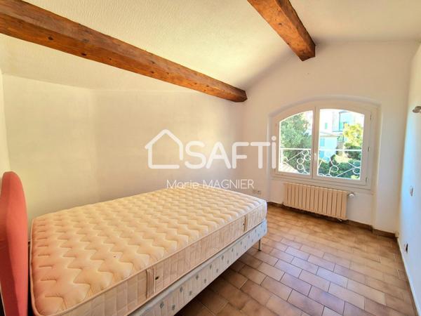 A RENOVER  avec vue exceptionnelle sur le château, maison de ville T5 - 3 chambres de 146m2  sur terrain de 170m2 environ avec terrasse, jardinet et atelier/ studio à aménager - tout à pied, GRIMAUD-VILLAGE