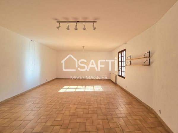 A RENOVER  avec vue exceptionnelle sur le château, maison de ville T5 - 3 chambres de 146m2  sur terrain de 170m2 environ avec terrasse, jardinet et atelier/ studio à aménager - tout à pied, GRIMAUD-VILLAGE