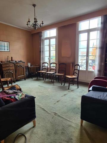 Maison de ville à renover de 140m2 au dessus d'un local de 50m2