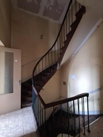Maison de ville à renover de 140m2 au dessus d'un local de 50m2