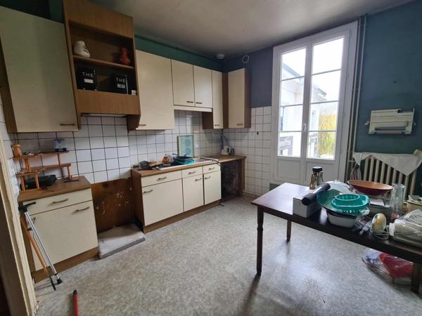 Maison de ville à renover de 140m2 au dessus d'un local de 50m2
