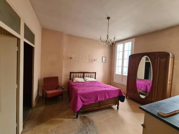 Maison de ville à renover de 140m2 au dessus d'un local de 50m2