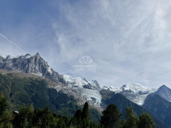 CHAMONIX MONT-BLANC – Chalet mitoyen, 85 m² (65 m² habitables), 4 pièces, 2 chambres et balcon.