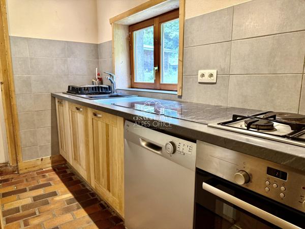CHAMONIX MONT-BLANC – Chalet mitoyen, 85 m² (65 m² habitables), 4 pièces, 2 chambres et balcon.