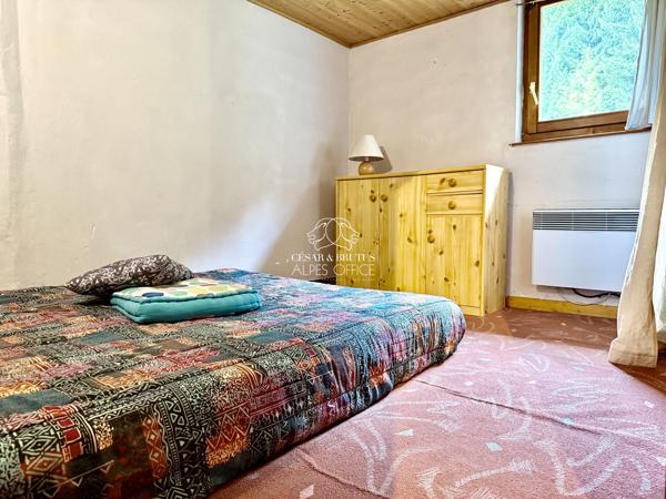 CHAMONIX MONT-BLANC – Chalet mitoyen, 85 m² (65 m² habitables), 4 pièces, 2 chambres et balcon.