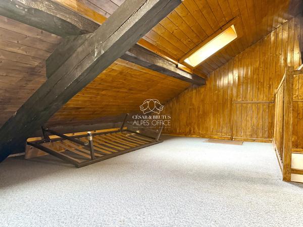 CHAMONIX MONT-BLANC – Chalet mitoyen, 85 m² (65 m² habitables), 4 pièces, 2 chambres et balcon.
