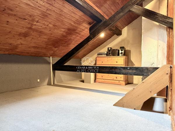 CHAMONIX MONT-BLANC – Chalet mitoyen, 85 m² (65 m² habitables), 4 pièces, 2 chambres et balcon.