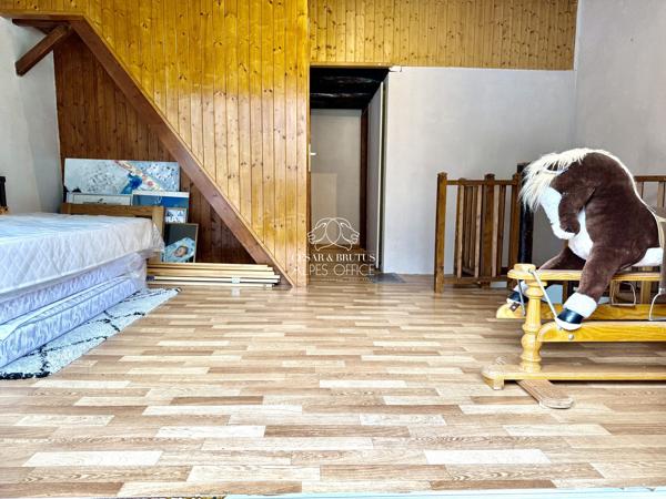 CHAMONIX MONT-BLANC – Chalet mitoyen, 85 m² (65 m² habitables), 4 pièces, 2 chambres et balcon.