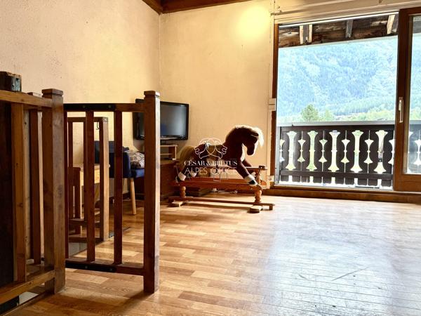 CHAMONIX MONT-BLANC – Chalet mitoyen, 85 m² (65 m² habitables), 4 pièces, 2 chambres et balcon.