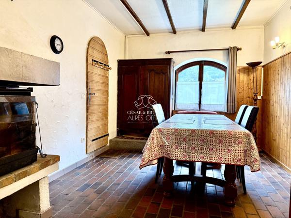 CHAMONIX MONT-BLANC – Chalet mitoyen, 85 m² (65 m² habitables), 4 pièces, 2 chambres et balcon.