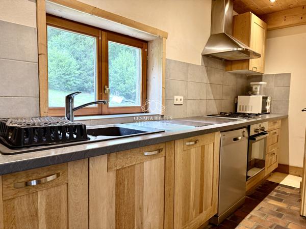CHAMONIX MONT-BLANC – Chalet mitoyen, 85 m² (65 m² habitables), 4 pièces, 2 chambres et balcon.