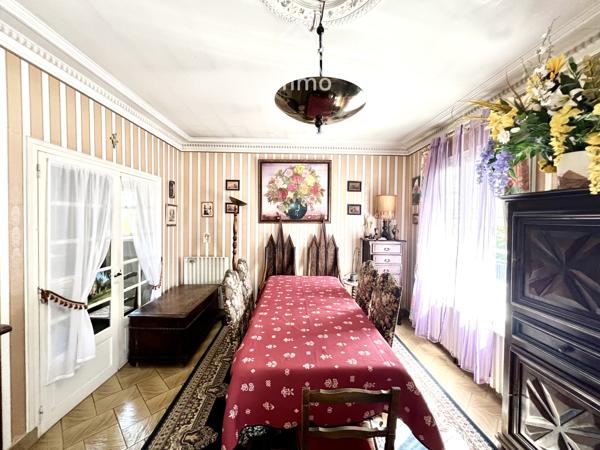 Maison
                                                                                                                                                                                                                                                                                                                        7 pièce(s)                                                                                                                                                                                                          5 chambre(s)                                                                                                                                                                                                          132  m²