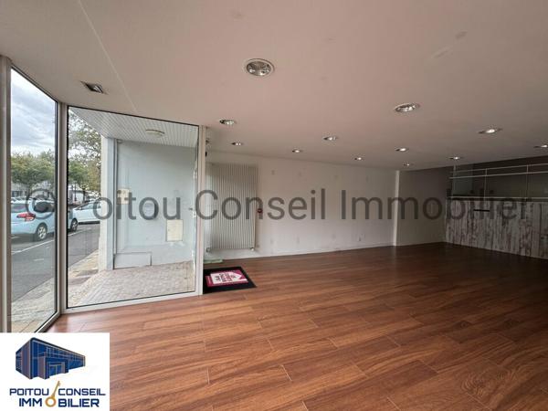 BATIMENT A VENDRE AVENUE DE PARIS NIORT 261m2 BELLE VITRINE FACILE D’ACCES