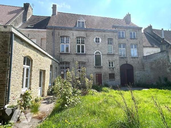 Au centre de Bergues, à proximité immédiate  des services et des commerces, hôtel particulier d...