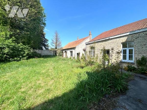 Au centre de Bergues, à proximité immédiate  des services et des commerces, hôtel particulier d...