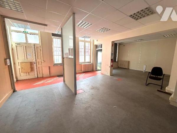 Au centre de Bergues, à proximité immédiate  des services et des commerces, hôtel particulier d...