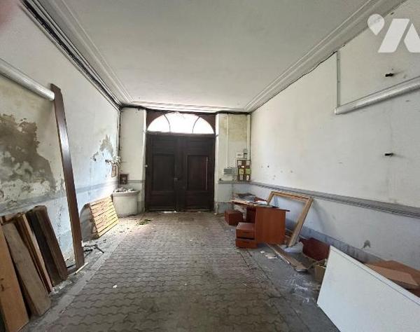 Au centre de Bergues, à proximité immédiate  des services et des commerces, hôtel particulier d...