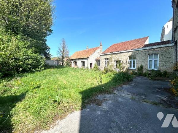 Au centre de Bergues, à proximité immédiate  des services et des commerces, hôtel particulier d...