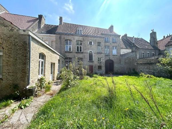 Au centre de Bergues, à proximité immédiate  des services et des commerces, hôtel particulier d...