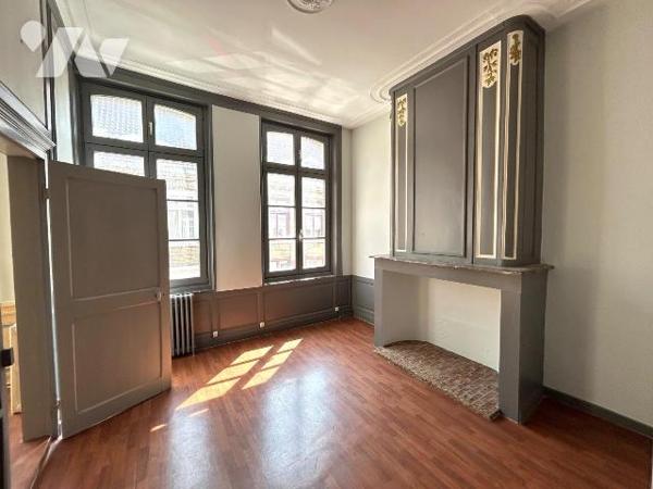 Au centre de Bergues, à proximité immédiate  des services et des commerces, hôtel particulier d...