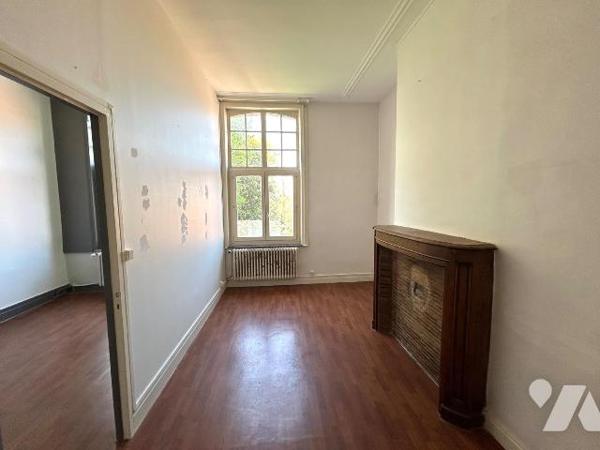 Au centre de Bergues, à proximité immédiate  des services et des commerces, hôtel particulier d...