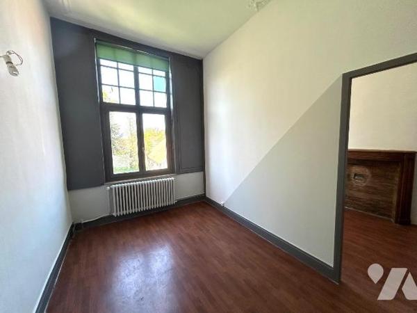 Au centre de Bergues, à proximité immédiate  des services et des commerces, hôtel particulier d...