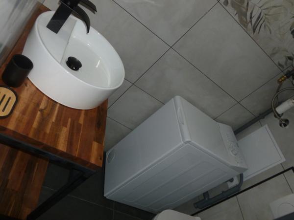 Meublé de type 2 , entièrement rénové de 40.78 m2 situé à RE