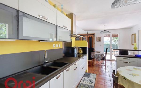 Maison à vendre    6 pièces •  La Cadière-d'Azur