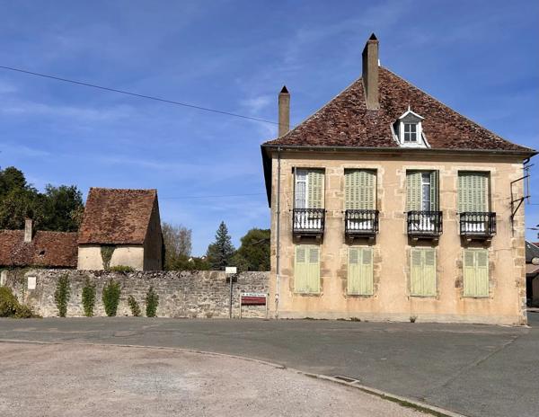 Vente                                                      Maison
                        
                     6 pièces                      207 m2                     à Moulins-Engilbert