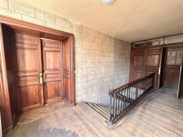 Vente                                                      Maison
                        
                     6 pièces                      207 m2                     à Moulins-Engilbert