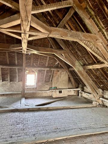 Vente                                                      Maison
                        
                     6 pièces                      207 m2                     à Moulins-Engilbert