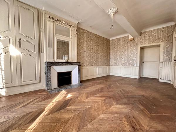 Vente                                                      Maison
                        
                     6 pièces                      207 m2                     à Moulins-Engilbert
