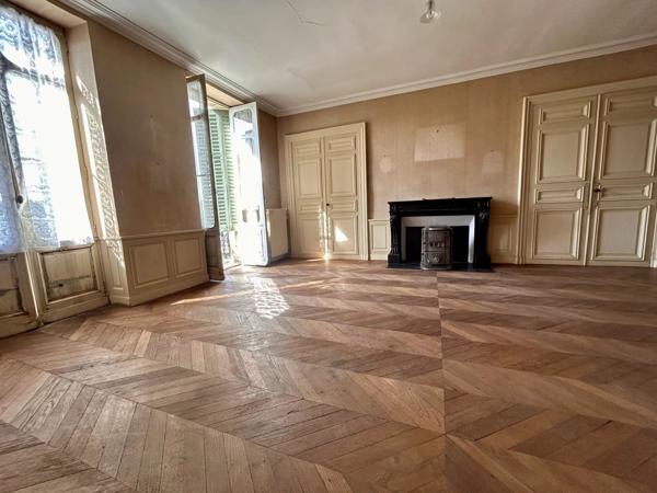 Vente                                                      Maison
                        
                     6 pièces                      207 m2                     à Moulins-Engilbert