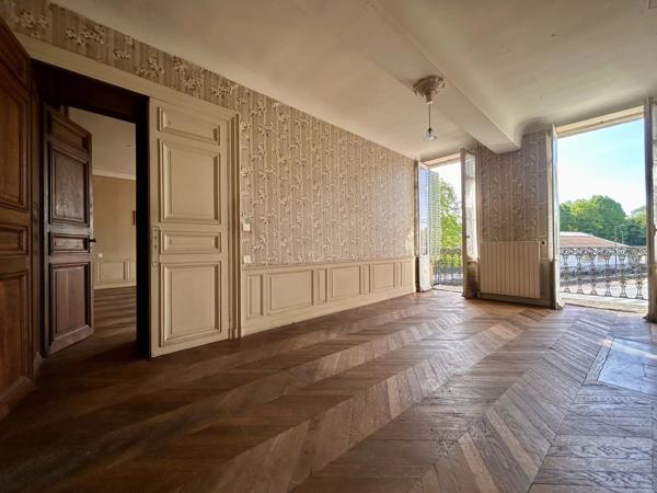 Vente                                                      Maison
                        
                     6 pièces                      207 m2                     à Moulins-Engilbert