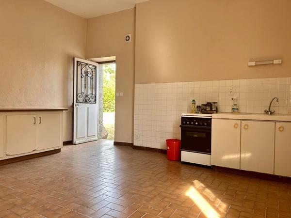 Vente                                                      Maison
                        
                     6 pièces                      207 m2                     à Moulins-Engilbert
